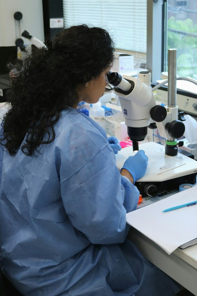 Post-baccalaureate Fellow, NIAID Lab of Malaria and Vector Research Post-baccalaureate fellow in the NIAID Laboratory of Malaria and Vector Research uses a dissecting microscope to perform morphological identification of preserved mosquito specimens. Credit: NIAID https://www.flickr.com/photos/niaid/45657138095/